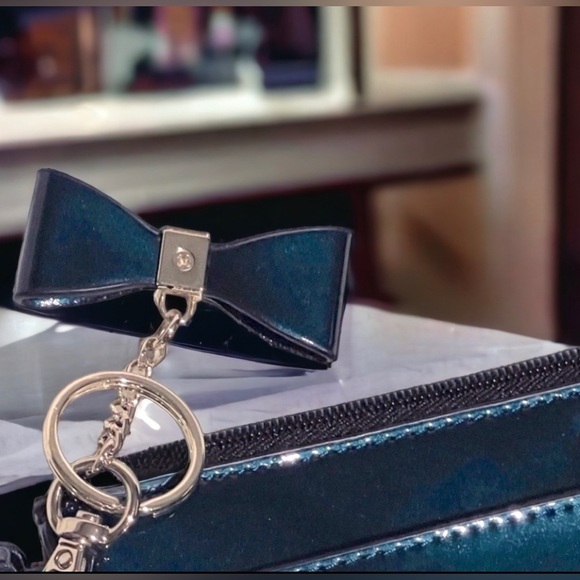 Guess emerald colored 𝅺‘Patent leather’ clutch. - Picture 4 of 7